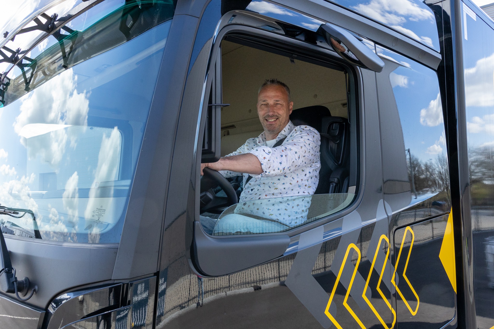 Het allereerste spiegelloze lesvoertuig van Nederland - De Mercedes Actros