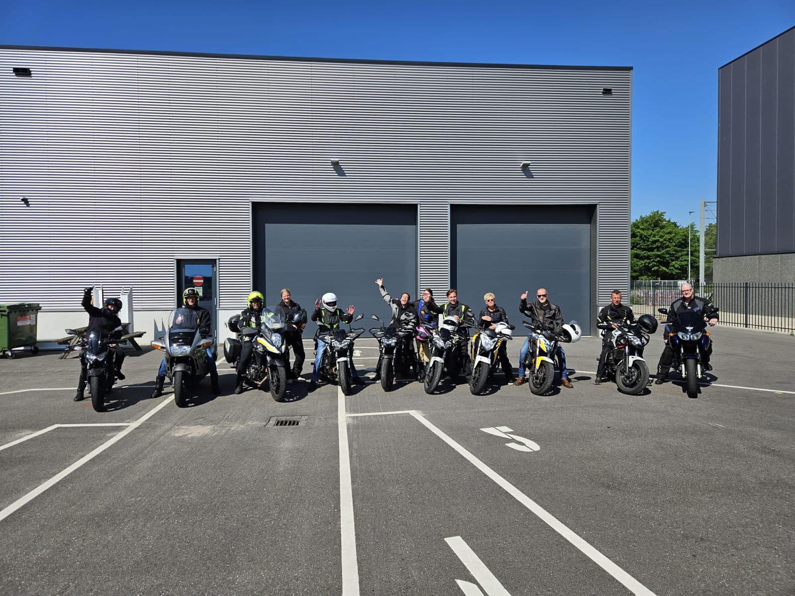 Onze collega's samen met de motor op pad tijdens de Bax Motortocht 2023!