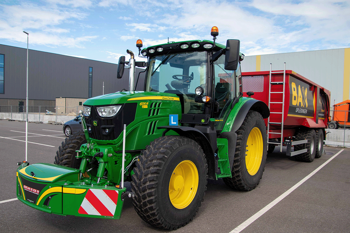 Mag je met een autorijbewijs, maar zonder tractor rijbewijs op een trekker rijden?