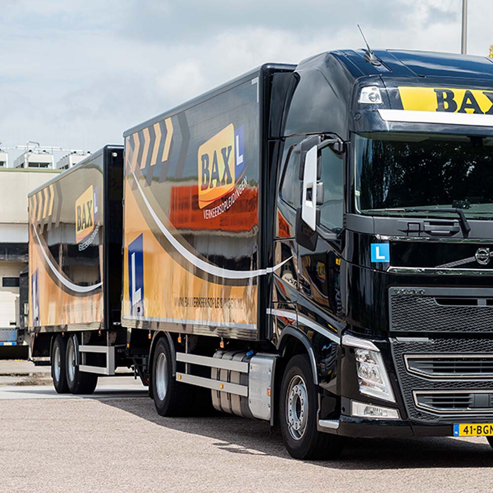 aanhanger-achter-vrachtwagen